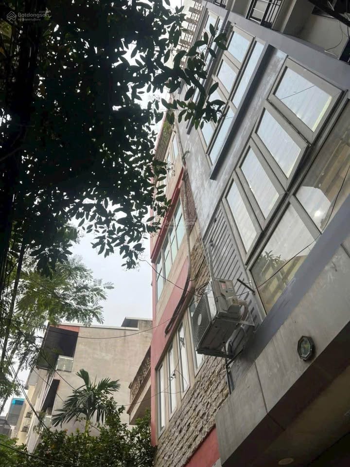 Bán nhà 5 tầng, ô tô vào nhà, trung tâm Cầu Giấy, mặt ngõ thông, diện tích 32m2, giá 9.89 tỷ