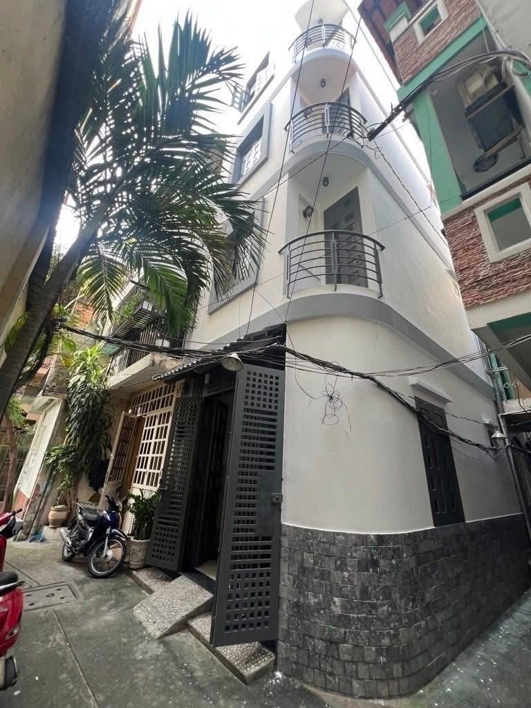 Chủ nhà cần bán gấp căn nhà 2 mặt hẻm độc đáo tại phường 10, Quận 3