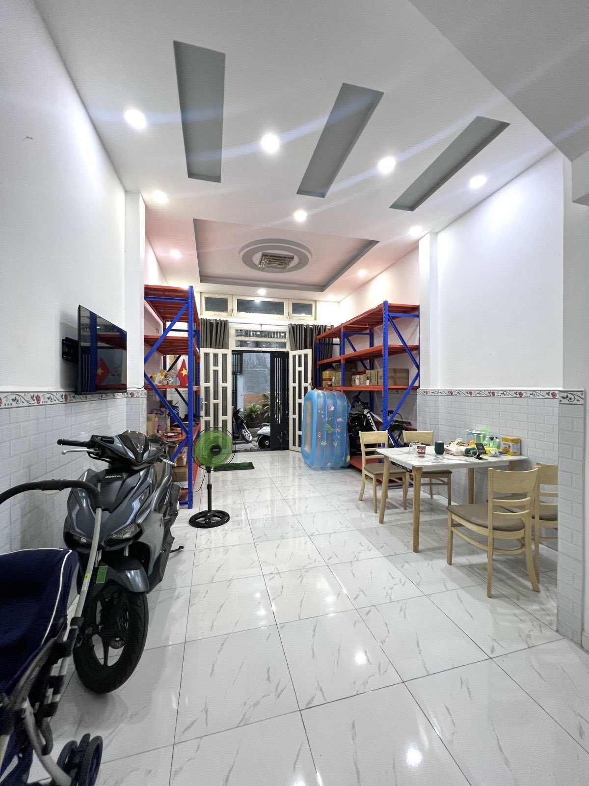 Nhà 2 tầng đúc, 3 phòng ngủ, hẻm ô tô, giá 6,7 tỷ, Trịnh Đình Trọng, Tân Phú