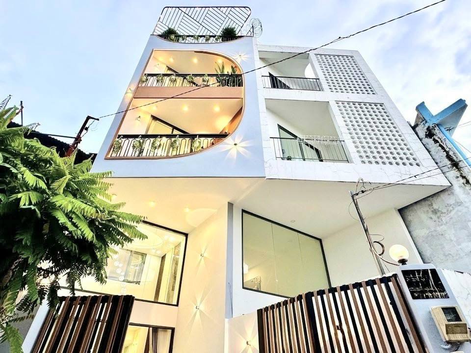 Bán nhà mặt tiền đường 6m trung tâm, gần Đại lộ Phạm Văn Đồng