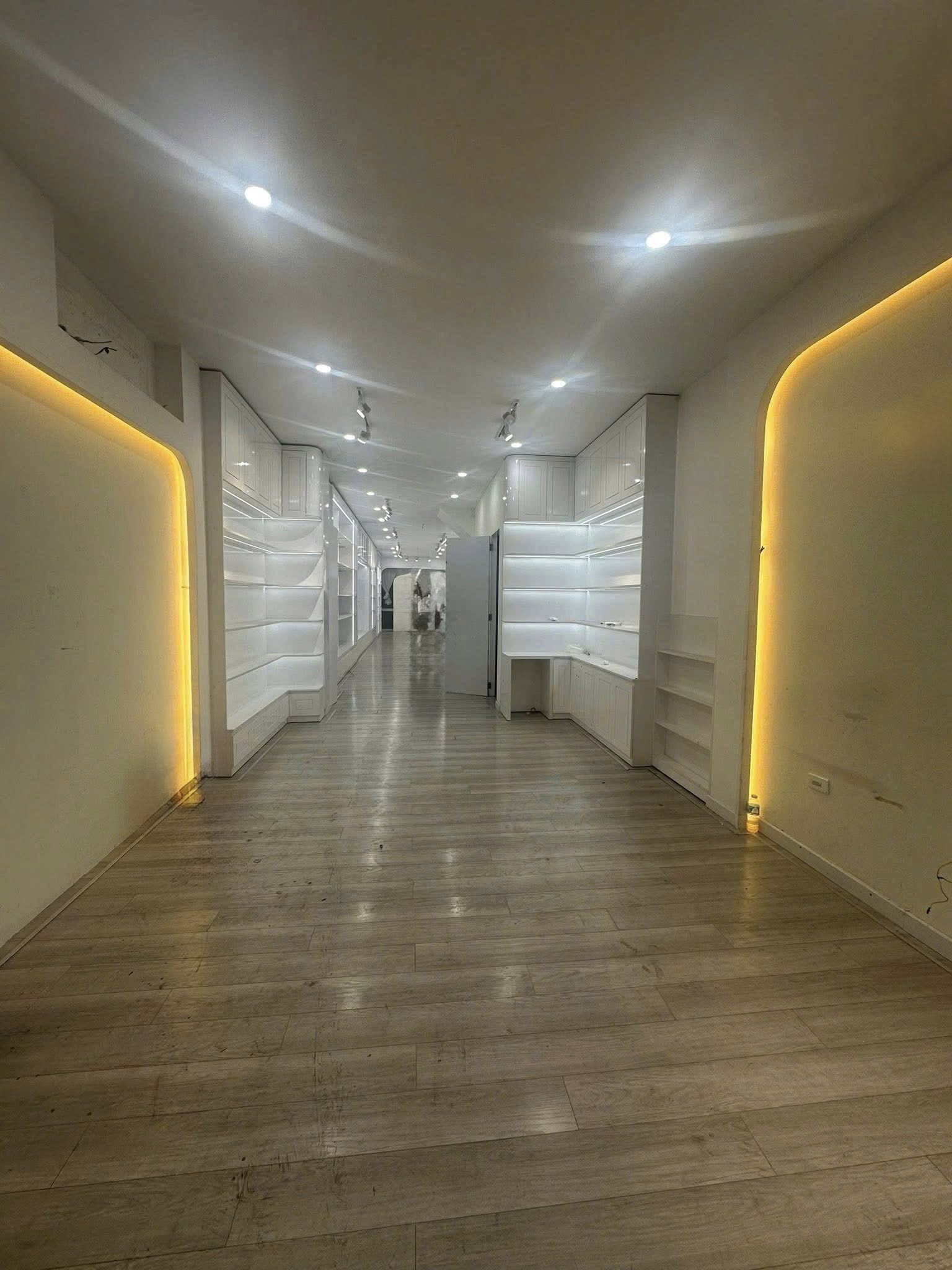 Cho thuê nhà mặt tiền đường Bàn Cờ, Nguyễn Thị Minh Khai, 3 tầng, giá 32 triệu/tháng