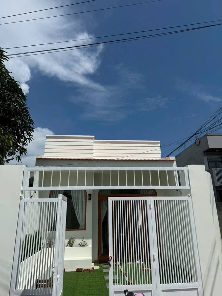 Bán nhà cấp 4 thoáng mát tại vị trí góc hai mặt tiền đắc địa ở Hòa Long