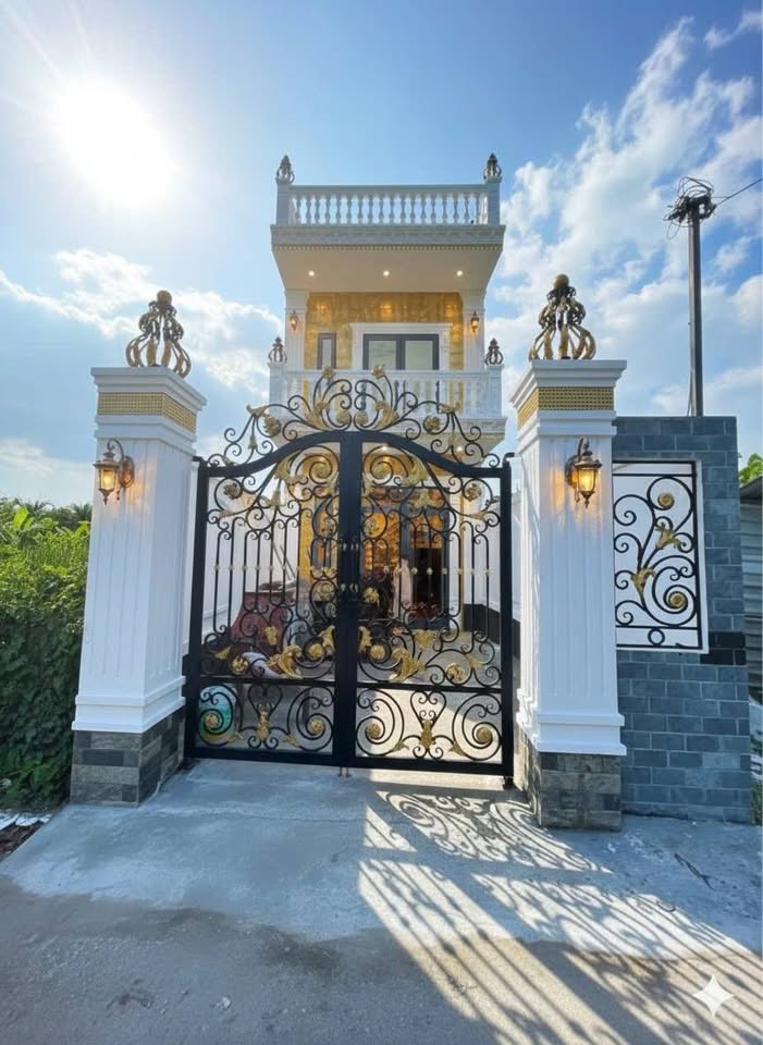 Nhà tân cổ điển mặt tiền đường nhựa, gần Quảng Trường Mỹ Tho, Tiền Giang