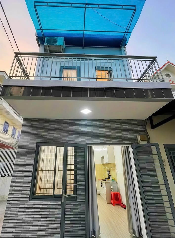 Đừng lo, căn nhà 1 trệt, 1 lầu, 1 lửng này với diện tích 4.4m x 5.5m đang chờ bạn với sổ hồng riêng