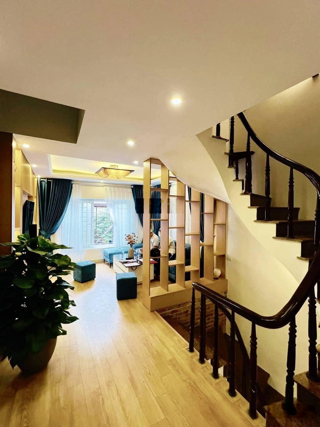 Nhà đẹp ở ngay,ba đình, kim mã, gần phố, vừa đẹp lại thoáng, 45m 5t 8,6 tỷ .