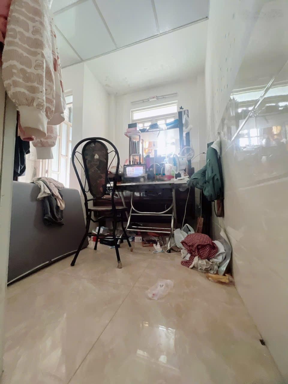 - bán nhà q4 nhà cách hxh =30 m - hẻm tôn thất thuyết -