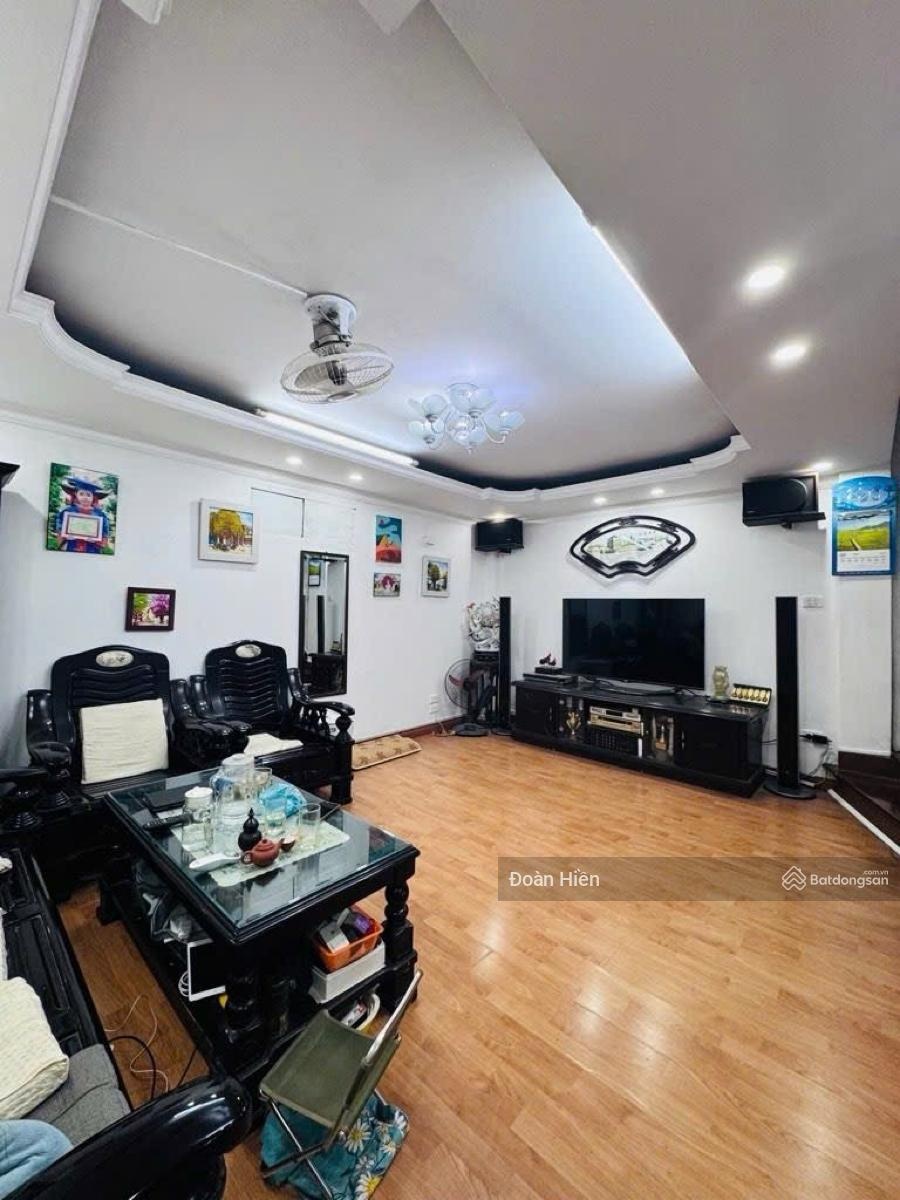 Chính chủ bán nhà Hoàng Hoa Thám, mặt ngõ nông to hơn phố, ô tô đỗ cổng, sân để xe riêng, KCBT 48m2