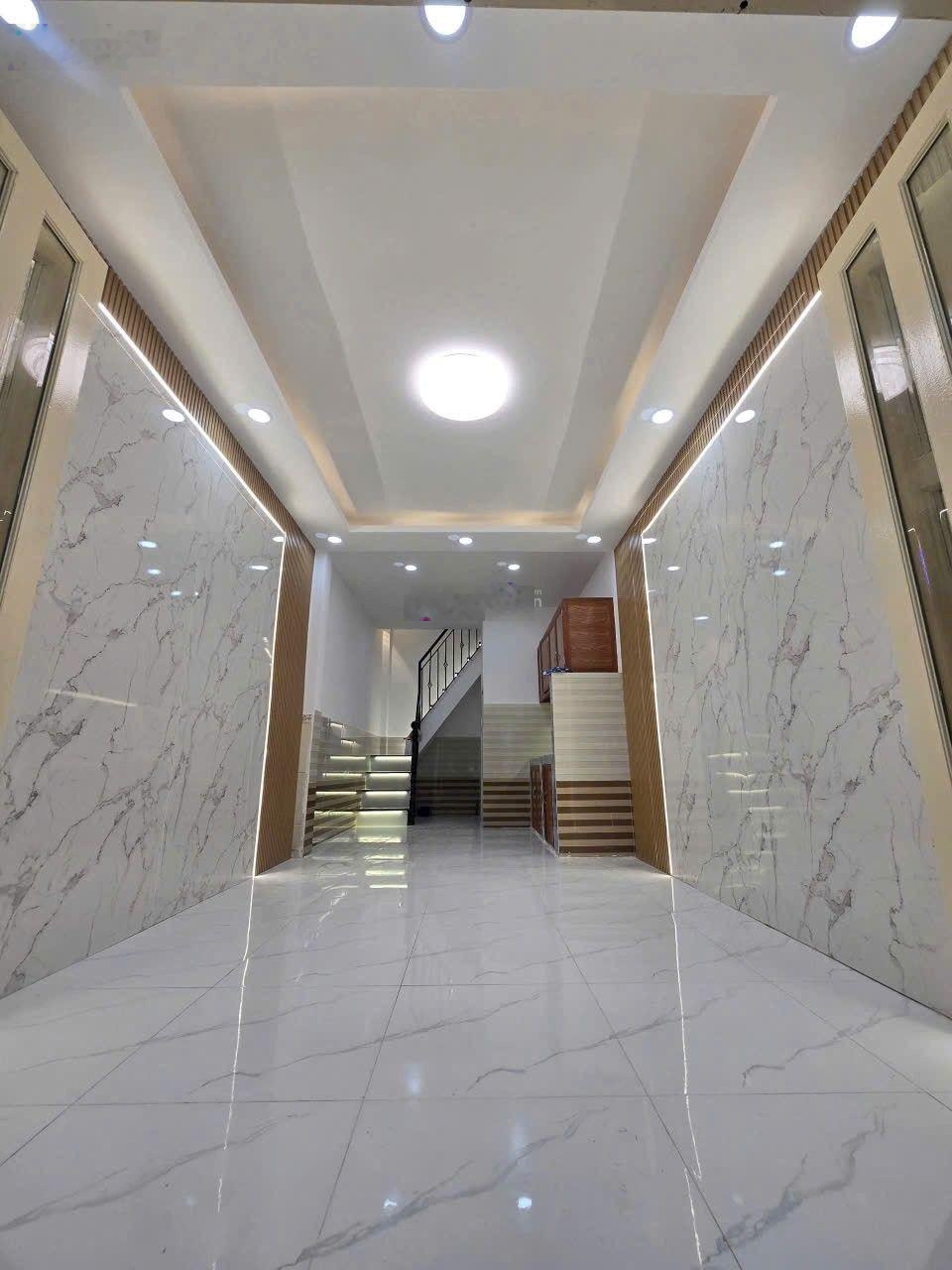 Bán nhà đẹp giá rẻ - gần BX Q8- hẻm 3m