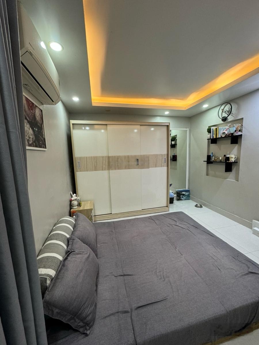 Nhà đẹp, 1 nhà ra mặt phố oto tránh full NT. Sổ vuông, QH ổn định. Dt 25m 5T mt4.2m giá chào 7,3 ty