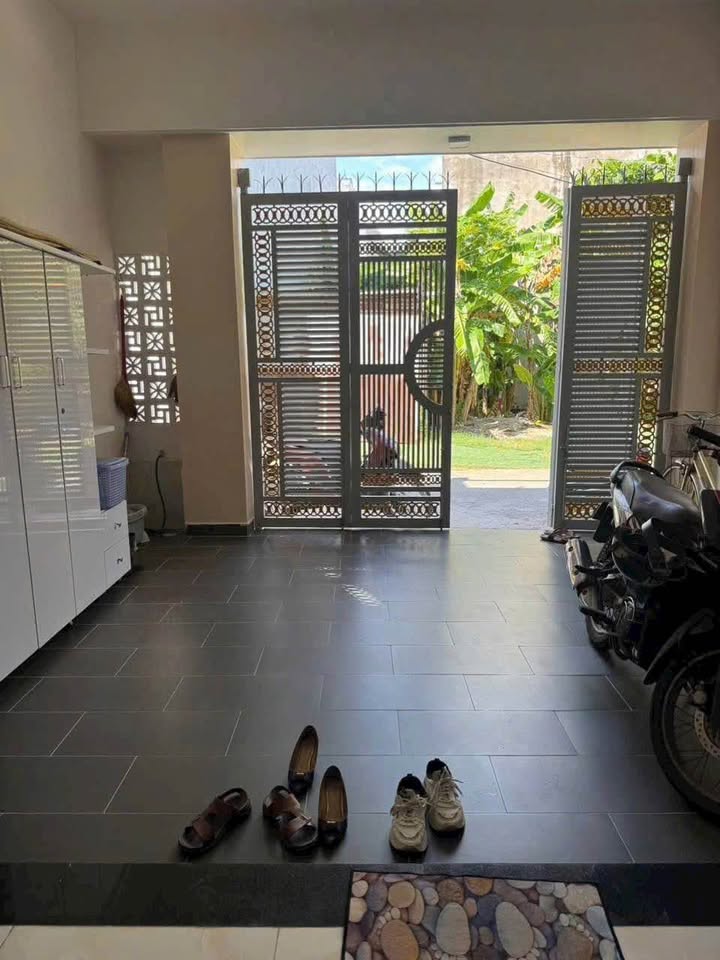 Siêu phẩm nhà 1 trệt 1 lầu mới cứng, hẻm ô tô đậu sân tại hẻm Lưu Chí Hiếu, phường Rạch Dừa