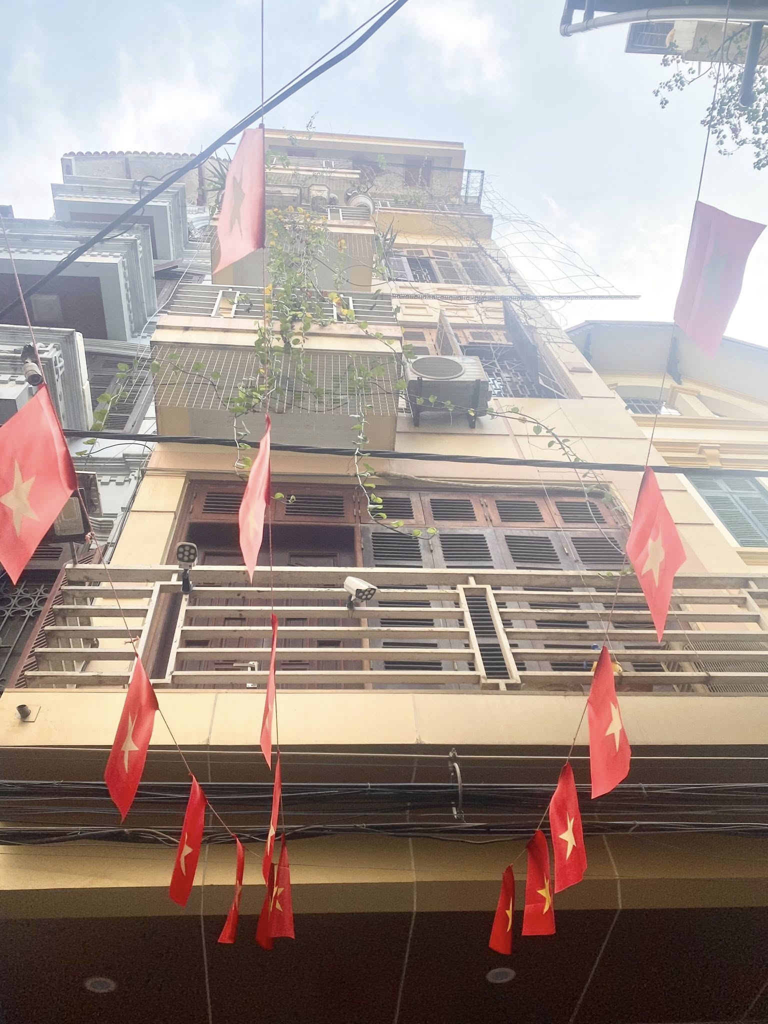 Nhà phân lô Cầu Giấy, 5 tầng, ô tô đậu cửa, kinh doanh tốt, giá 18.7 tỷ