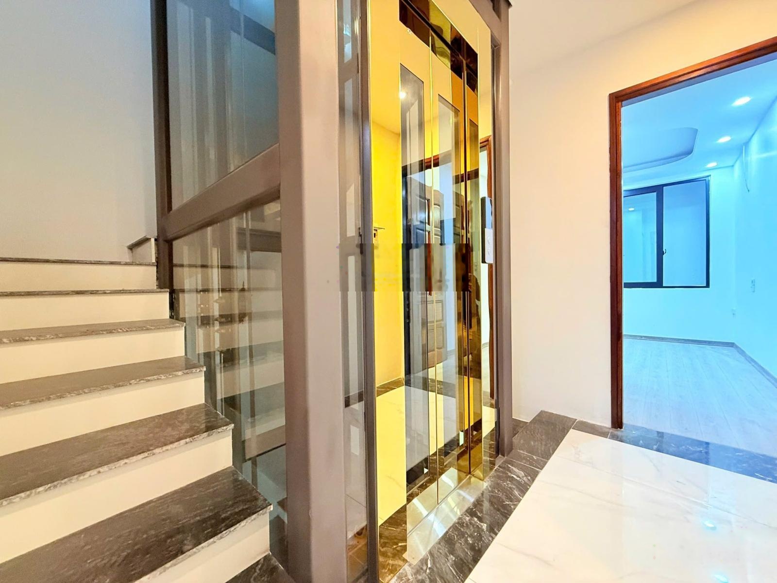 Nhà Mới Tân Ấp -60m2 x 5 Tầng Thang Máy - 10 ra Oto Tránh - Full Nội Thất Liền Tường