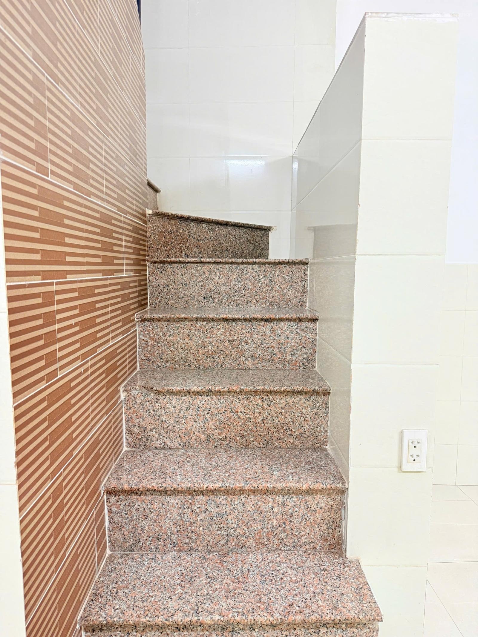 Nhà 2 tầng gần Ga Metro - 2 tầng đúc - không quy hoạch - CCVB