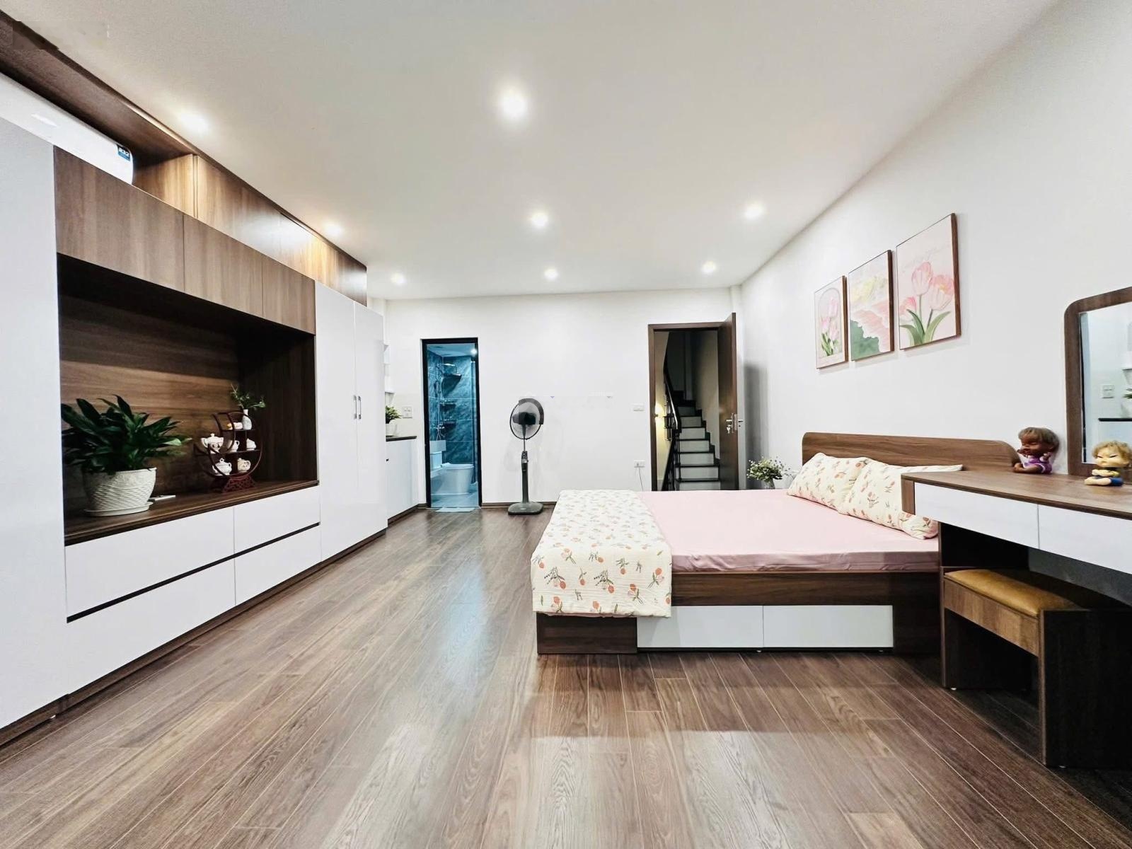 Bán nhà Hoàn Cầu , DT 55m2*5T, MT 4,3m. Phân Lô Ô Tô Tránh Vỉa hè , 20m ra phố . 21 Tỷ .