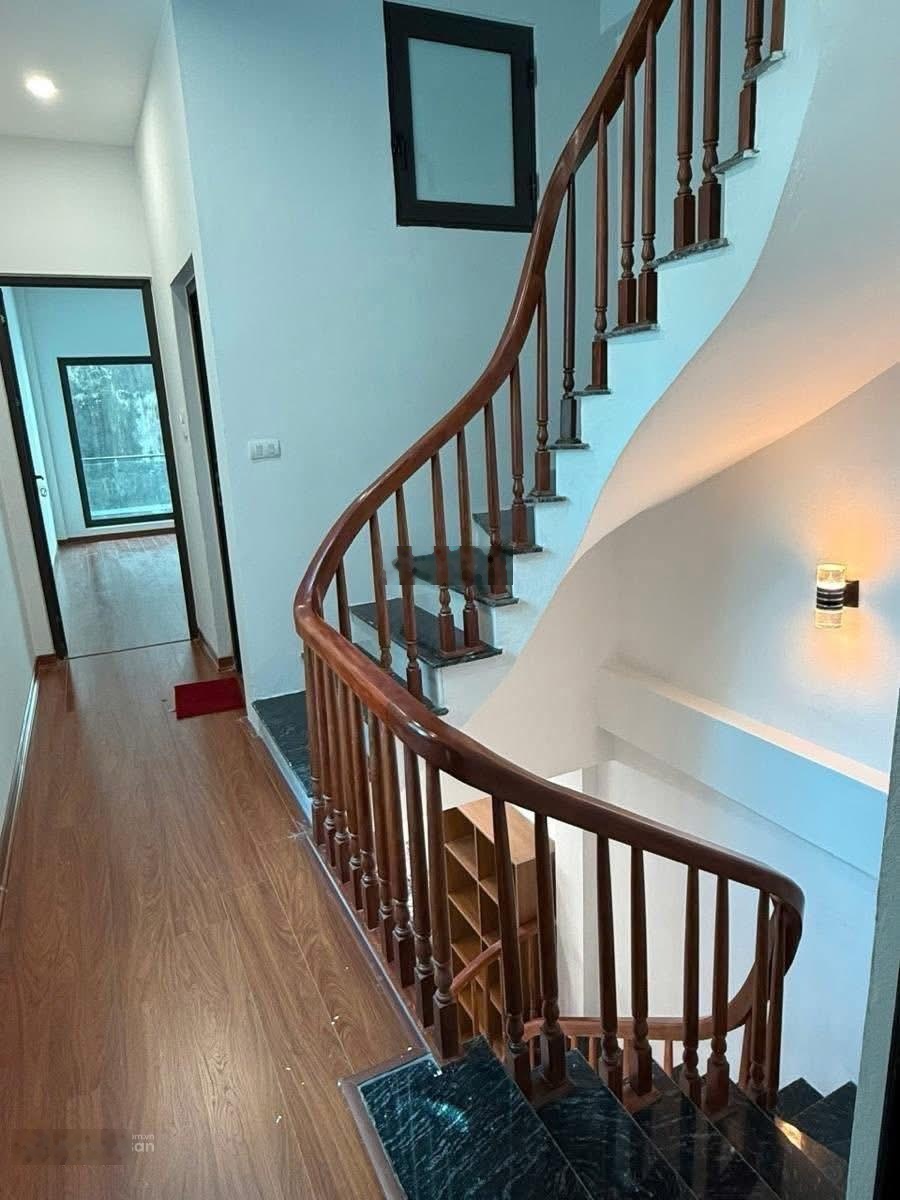 Nhà đẹp Ngọc Hà ngõ thông Đội Cấn, 25m ôtô, 5 tầng 6 ngủ mới cứng, dân trí cao chưa đến 8 tỷ