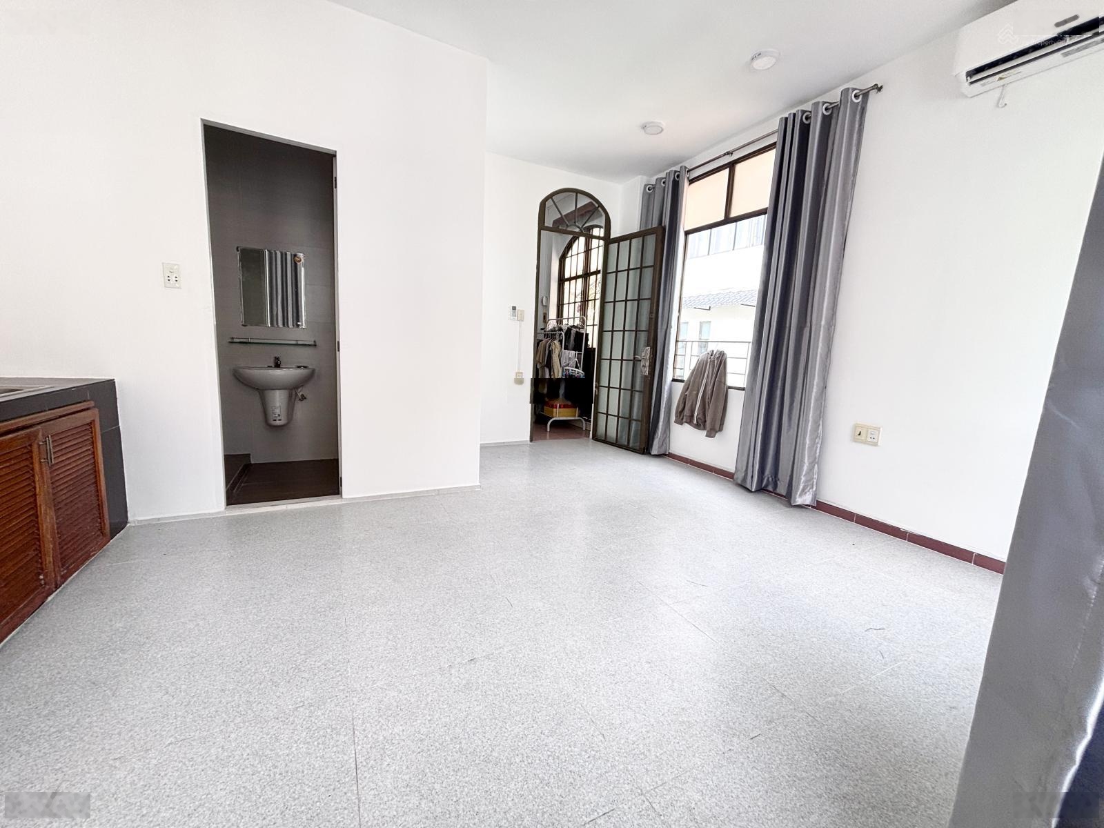 Studio ban công cửa sổ-nhà đẹp full NT 30m2 khu bờ kè Hoàng Sa-Trường Sa-Phú Nhuận-Q3-Q10-nhà mới