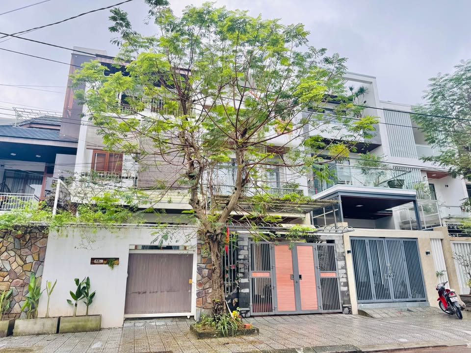 Tọa lạc tại khu quy hoạch Bàu Vá, Huế, ngôi nhà 3 tầng