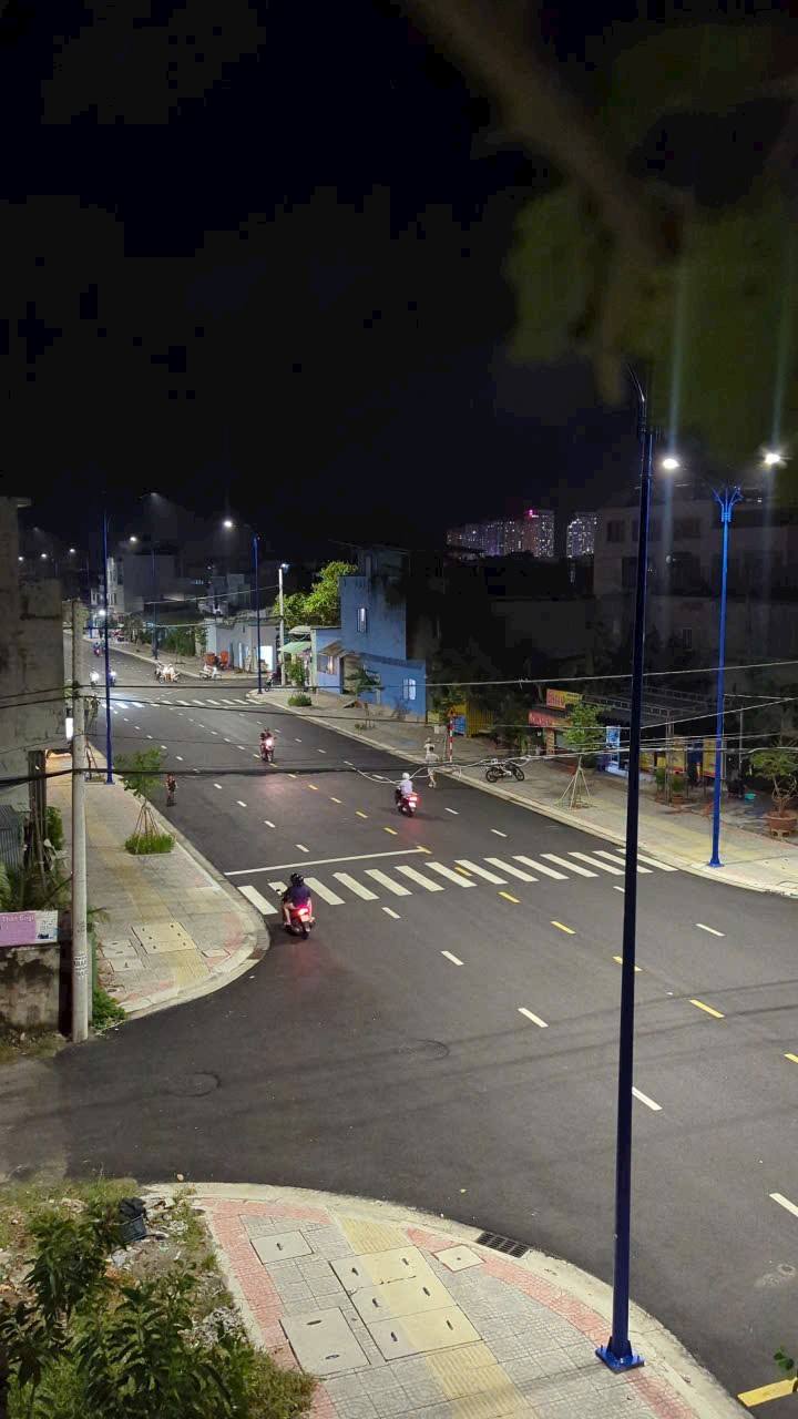 Căn nhà và đất tọa lạc tại vị trí đắc địa, đường bàn cờ siêu đẹp, ngay mặt tiền đường Biệt Chính 2, phường Rạch Dừa