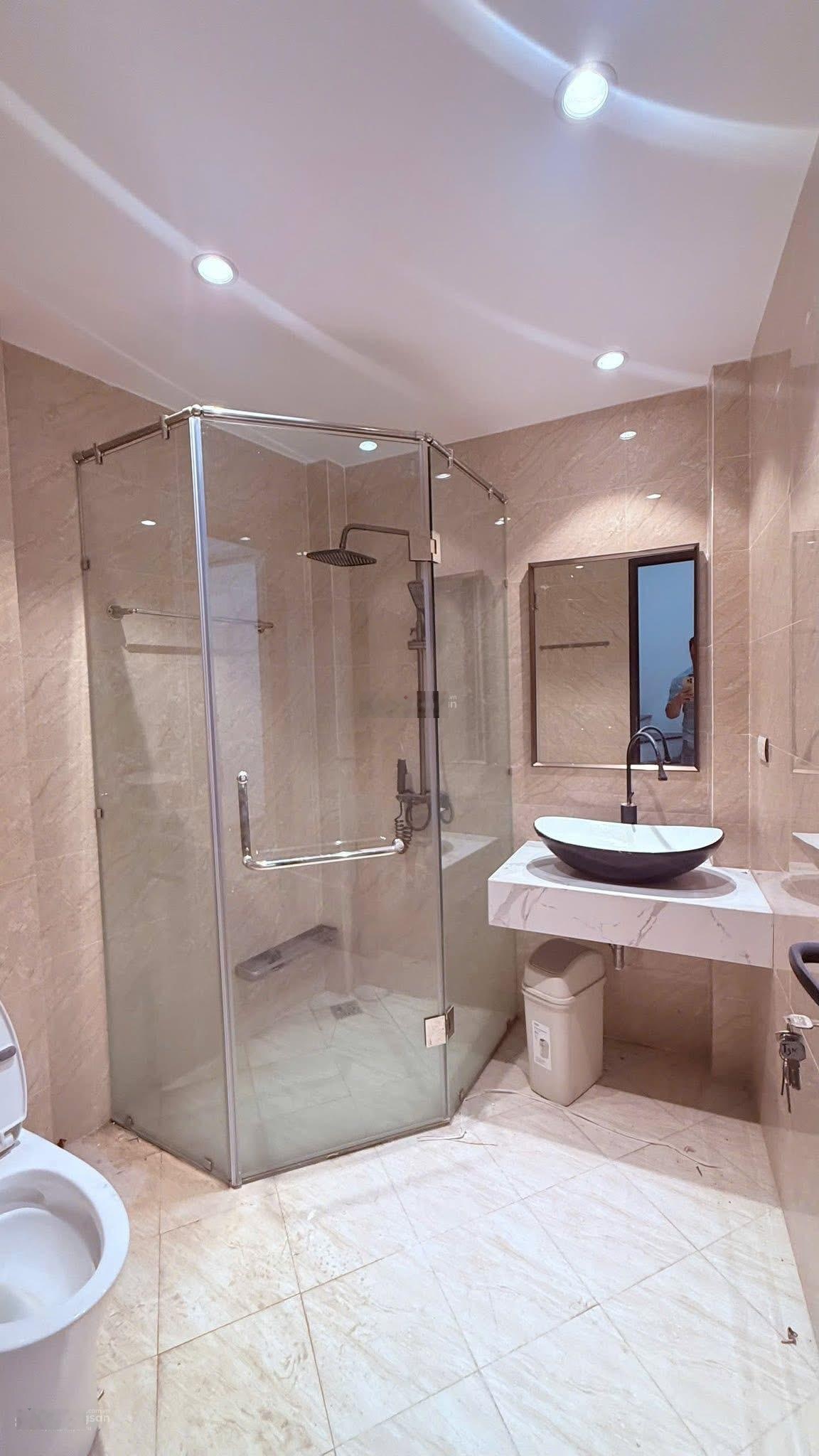 Bán nhà chính chủ không qua trung gian ngõ 67 văn cao ( 7.98 tỷ ) 5 tầng ( 30m2 )