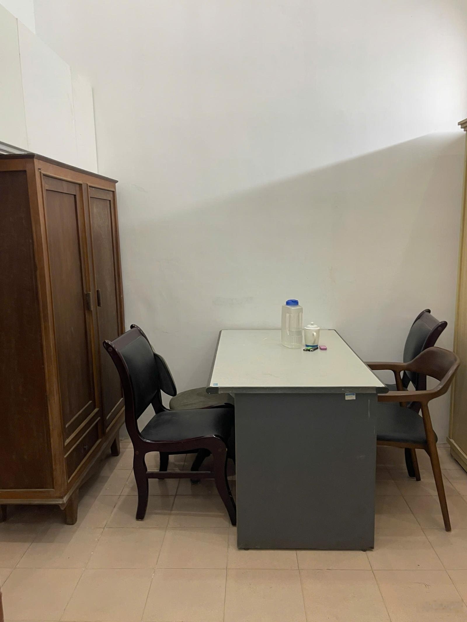 Nhà riêng cấp 4 sạch sẽ, có 2 phòng ngủ khép kín đủ đồ + bếp ngoài + sân để xe