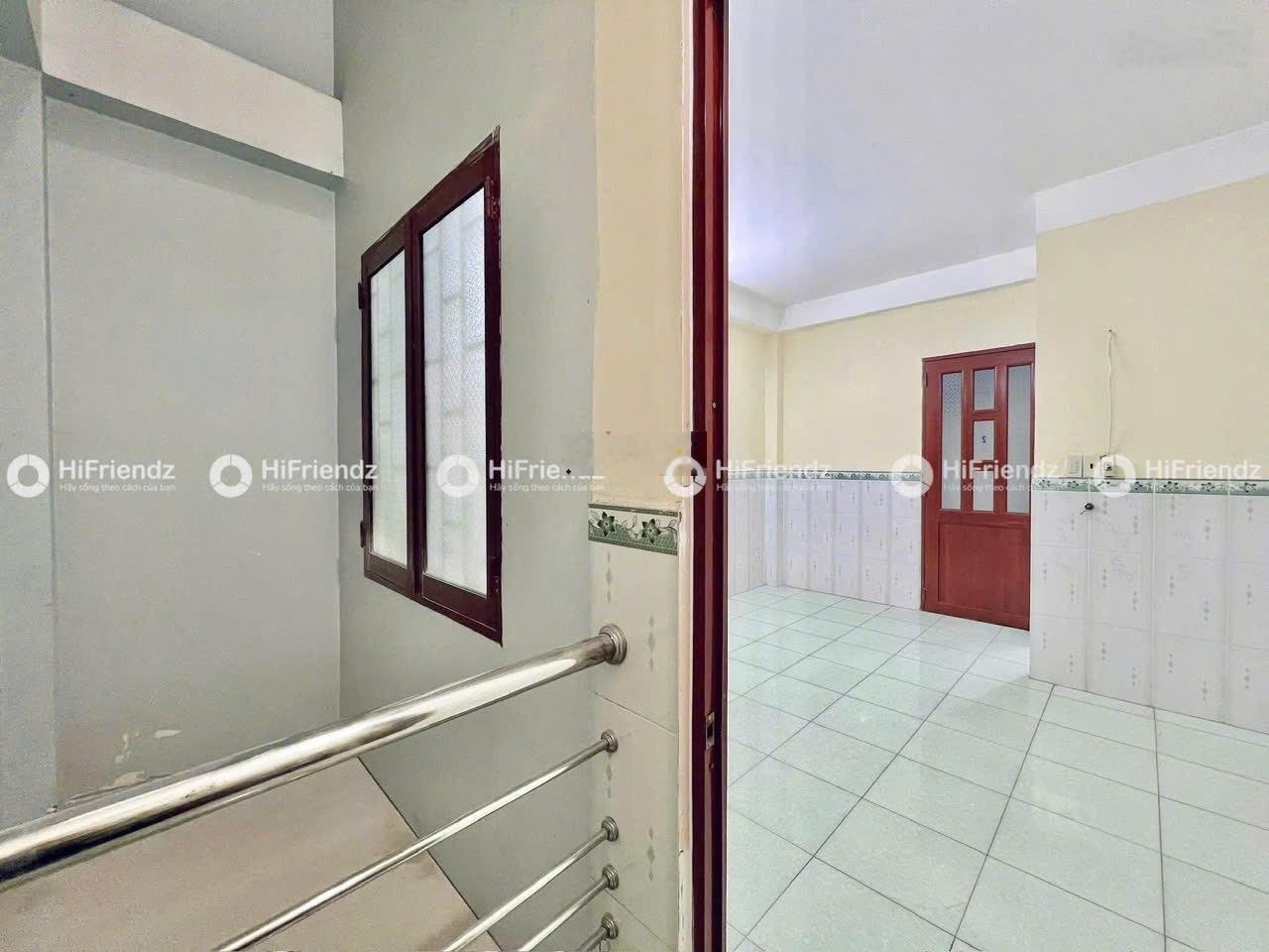 Trống lại 1 phòng 2tr5 có máy lạnh gần ngã tư bốn xã - không tính phí xe