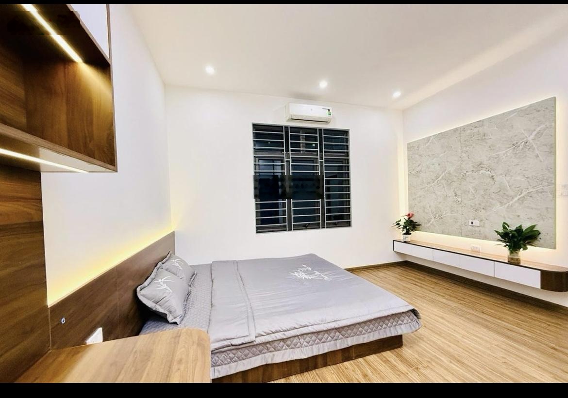 Cần bán gấp nhà sát mặt phố Đê La Thành, diện tích 58m2