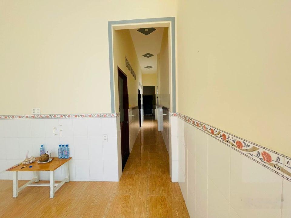 Bán nhà cấp 4,Giá 1 tỷ 1 mặt tiền đường Lê Thị Siêng, (5x26m) 130m2, sổ hồng riêng, cách QL22 800m