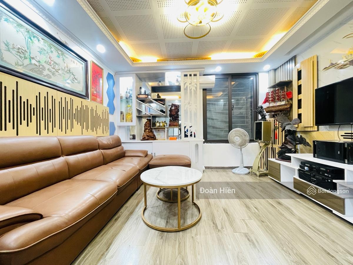 Có 1 căn nhà ở Đội Cấn, chủ cần bán, mặt ngõ ba gác, đường thông tứ phía, gần hồ Đầm Tròn 43m*5T