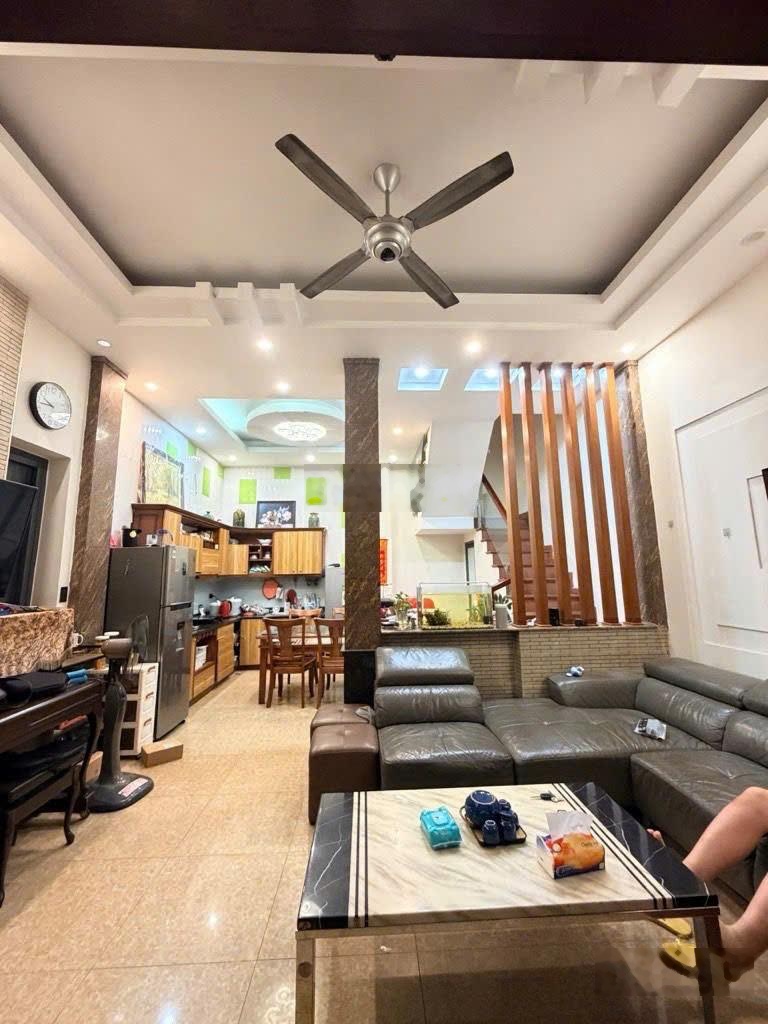 Bán nhà Ngọc Khánh 50m2, 4 tầng, lô góc 30m ra phố, trung tâm Ba Đình, gần Vinhome Giảng Võ