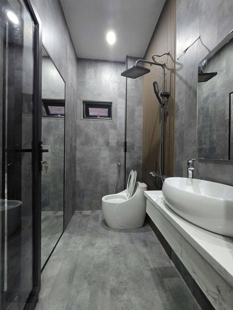 Chỉ hơn 7 tỷ có nhà Ngọc Khánh, ngõ thông ba gác chạy, thoáng, full NT, sổ CC, k quy hoạch, 42m2*5T