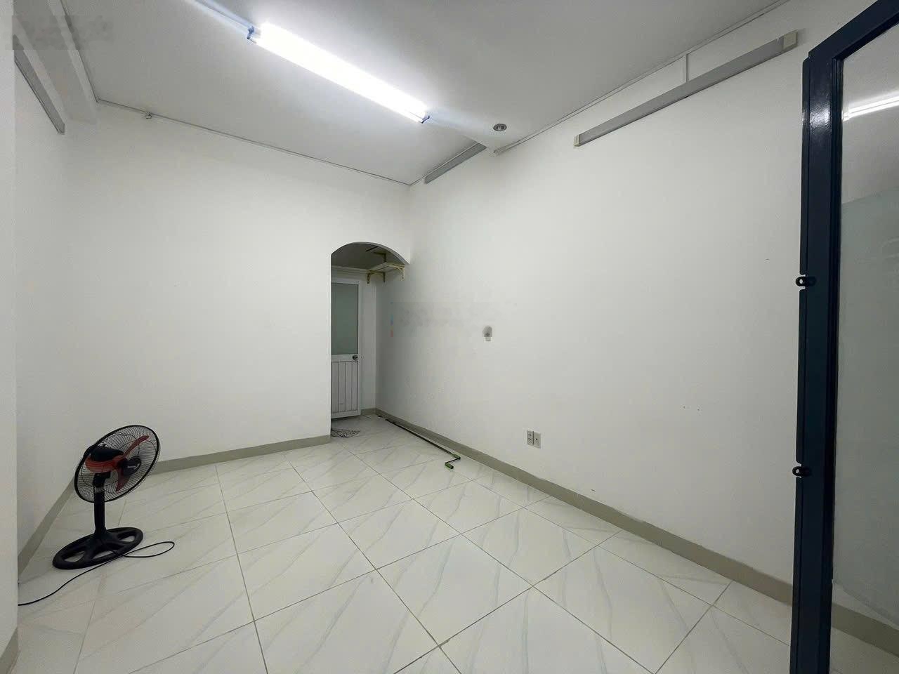 Cho thuê mặt bằng nhỏ xinh ngay trung tâm phú nhuận khu vực đông đúc người qua lại