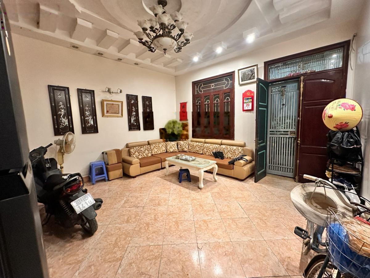 Bán nhà 4 tầng, 1 tum, thiết kế 04 ngủ rộng, chỉ 5p ra mặt phố văn miếu, quốc tử giám.