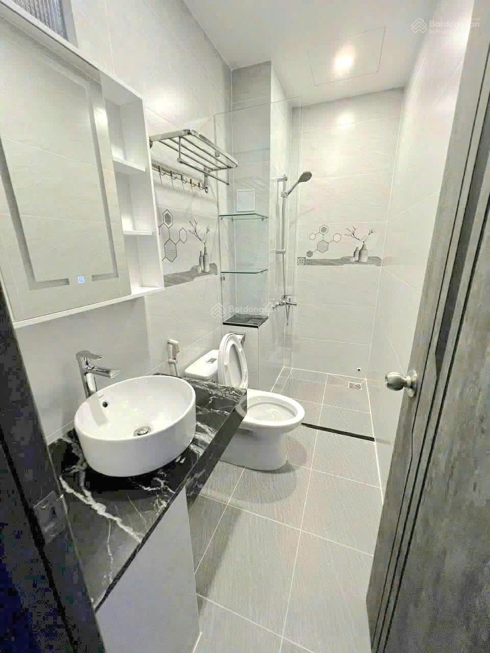 Cho thuê nhà mặt tiền 37A Cửu Long, Quận 10 (cư xá Bắc Hải). Hầm, 3 tầng. Giá thuê tốt