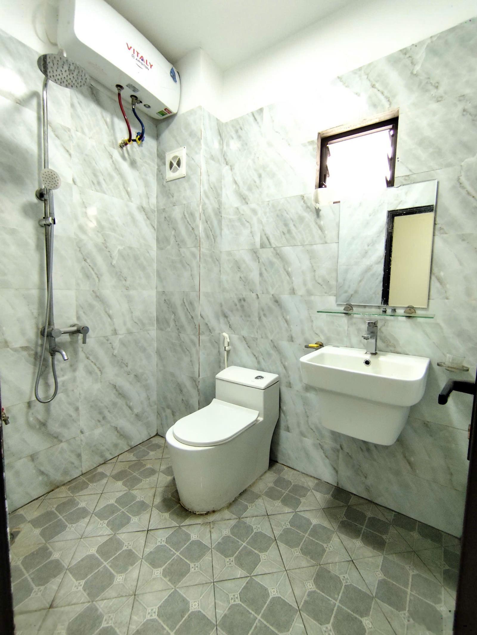 Nhà dân gửi bán An thắng,Biên giang,31m-5T-4P về ở ngay, 15m ra đường oto tránh,LH 0392250617