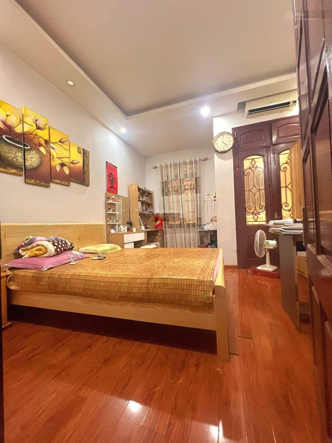 Bán nhà 5 tầng DT 46m2, gần phố, cách oto đỗ 20m, tại phố Kim Mã, Q. Ba Đình