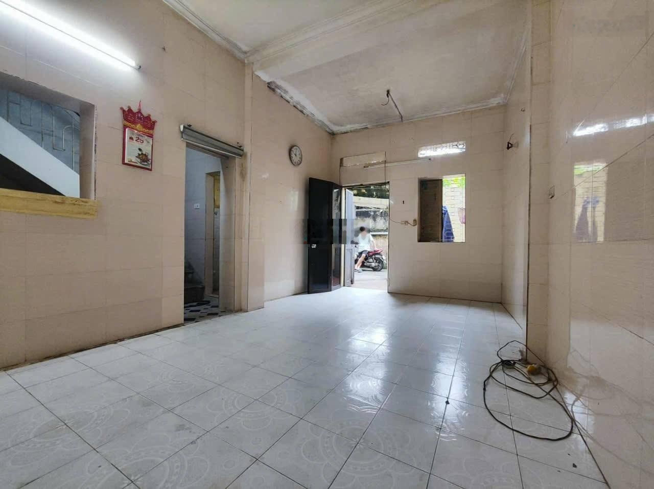 Hàng hiếm - bán đất tặng nhà - ngõ thông ba gác phi - sân để xe rộng rãi