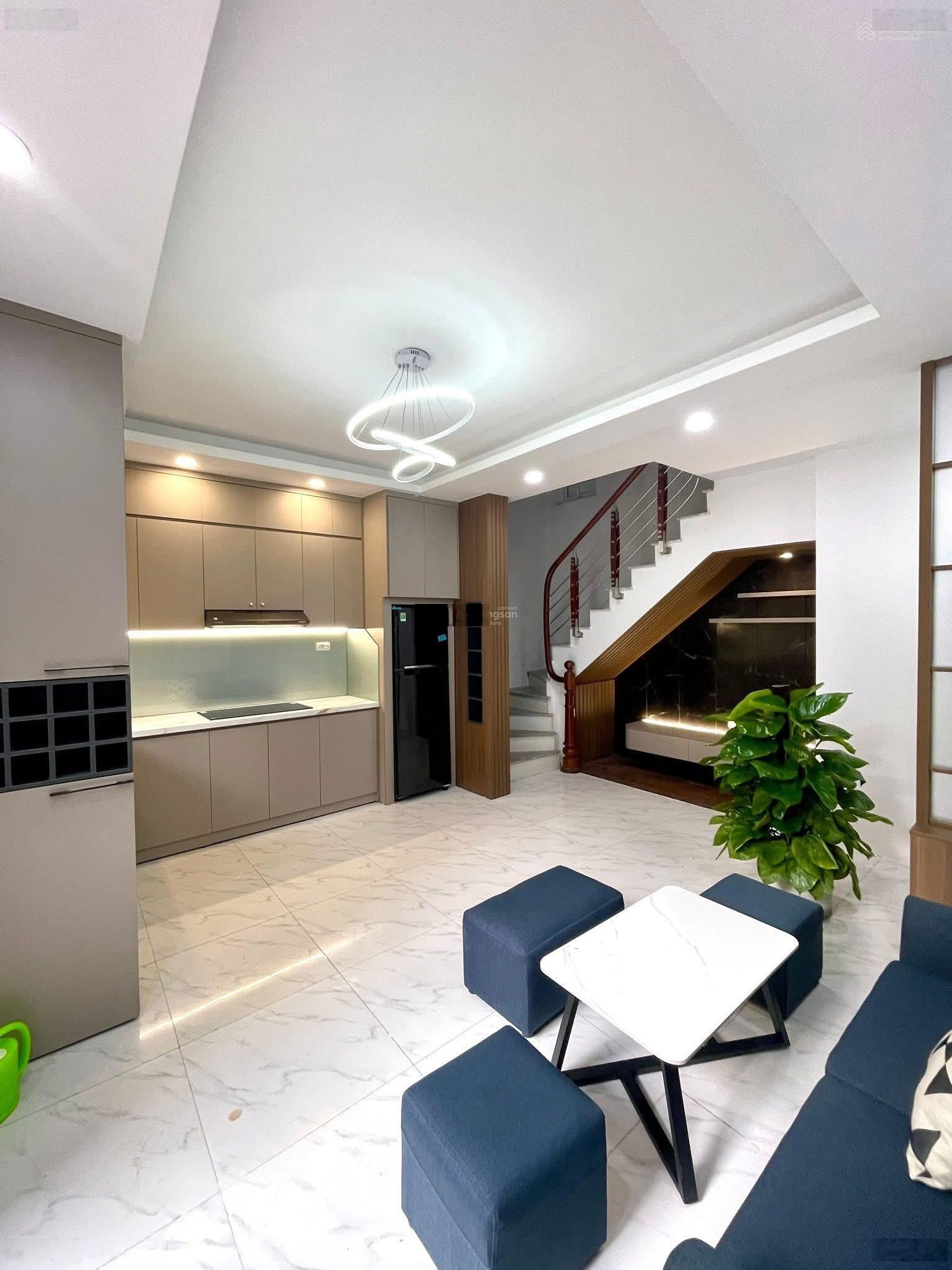 Bán nhà Đội Cấn, 1 ngoặt ra phố, dân xây mới, gần Ô tô, sân xe riêng, tặng nội thất, 45m2x5T