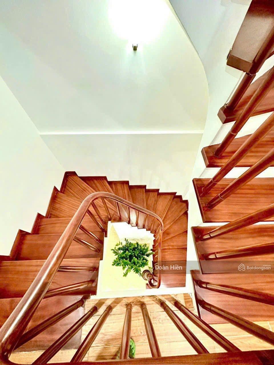 Xem ngay lô góc Ngọc Hà. Nhà đẹp, dân xây KCBT, sát phố, ngõ thông kinh doanh nhỏ, thoáng, 42m2*5T.