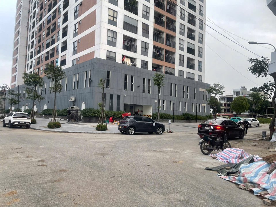 Bán lô góc làn 2 quốc lộ 38, kinh doanh sầm uất, sổ hồng chính chủ