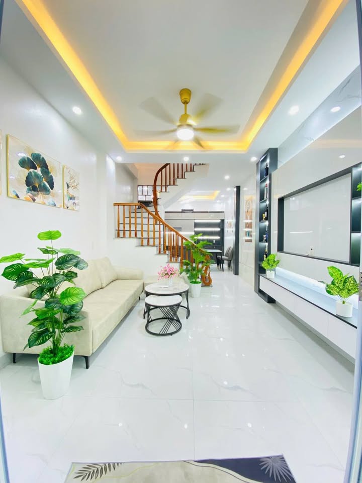 Nhà 3 tầng full nội thất, ngõ oto, gần đường lớn, 2,1 tỷ