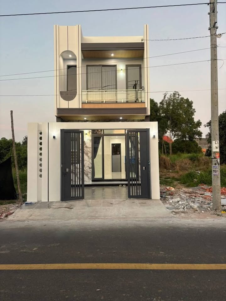 Nhà 1 trệt 1 lầu mặt tiền kinh doanh đường Lê Thánh Tông, Đất Đỏ, giá 2,39 tỷ