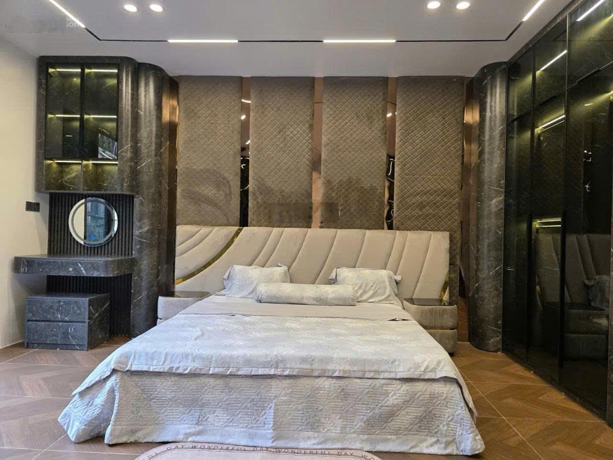 Mặt phố - lô góc - vỉa hè - kinh doanh cực đẹp, 45m2 - 7T thang máy, phố Đội Cấn, 16.9 tỷ