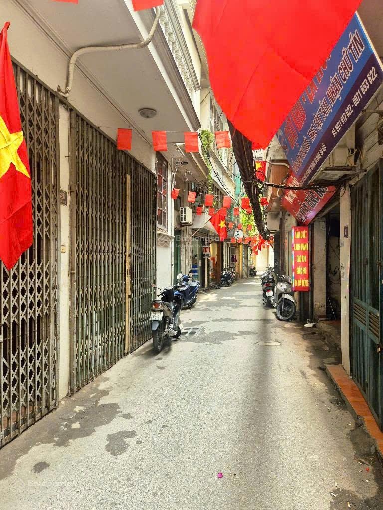 Nhà khu Ngọc Khánh lô góc 2 thoáng, sân để xe riêng vài bước ra phố, trung tâm Ba Đình