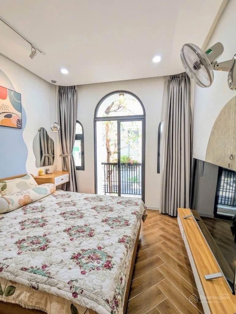 Lô góc Hoàng Hoa Thám, 50m ô tô chạy, dân ở giữ gìn, ngõ nông thông, tặng đồ ở ngay, 42m2x5T