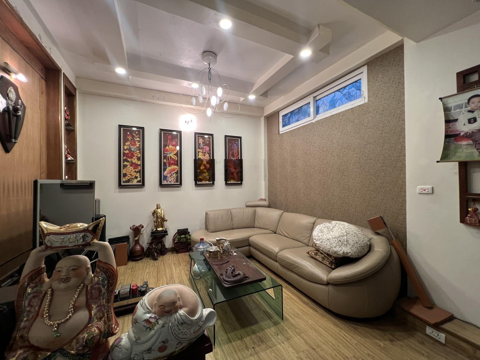 Cô Thuỷ Giáo Sư chuyển vao SG cần bans nhà ĐÀO TẤN, DÂN XÂY, LÔ GÓC, NGÕ THÔNG, LẮP ĐƯỢC THANG MÁY