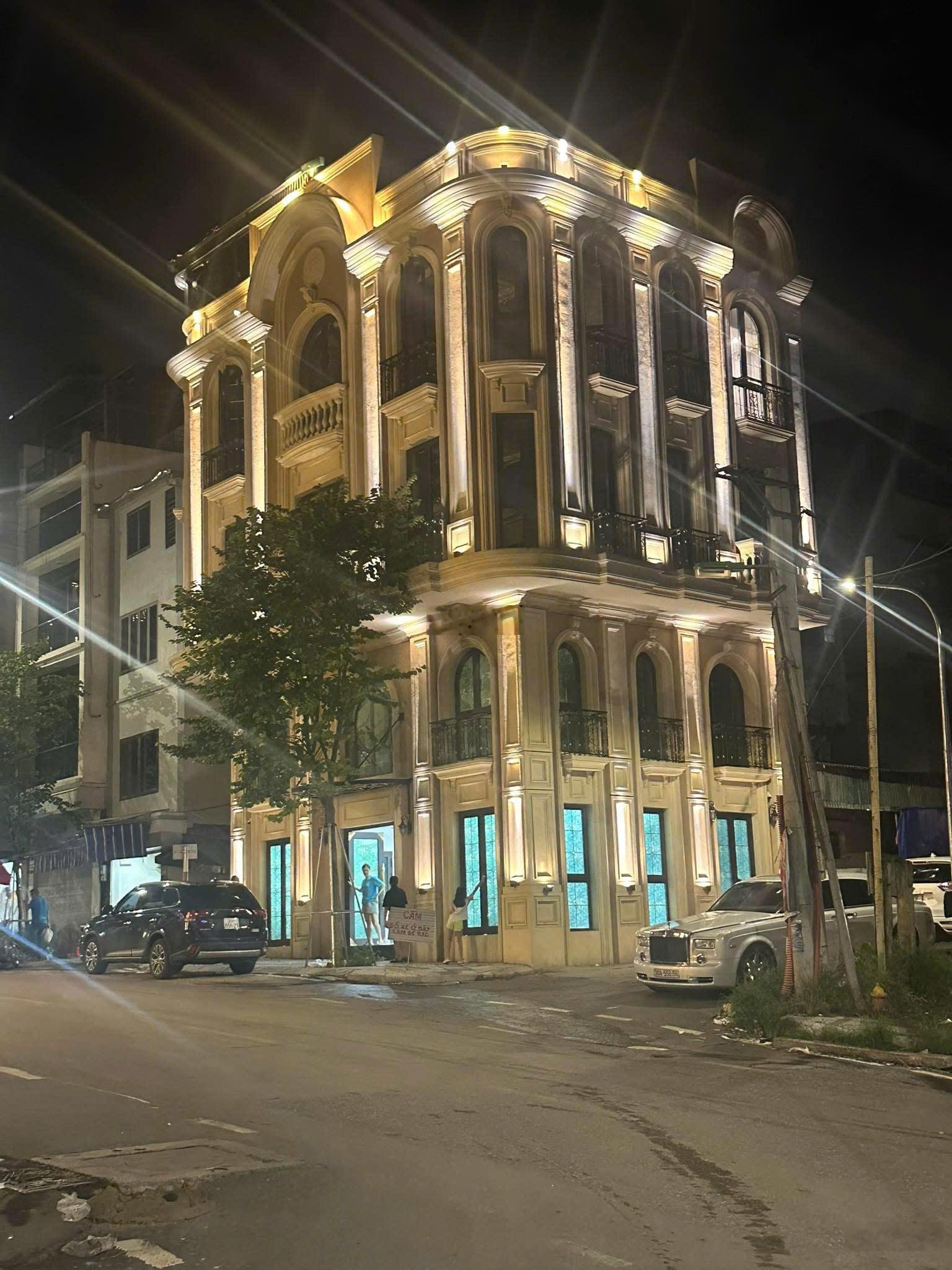 Bán nhà lô góc, siêu đẹp, phân lô phố Đào Tấn: 80m2 xây 5 tầng , mặt tiền 15m, giá 31,5 tỷ