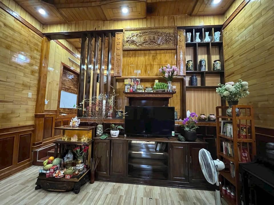 Bán nhà đẹp trung tâm Gia Nghĩa, Đắk Nông, cách bờ hồ 250m, giá 2,3 tỷ