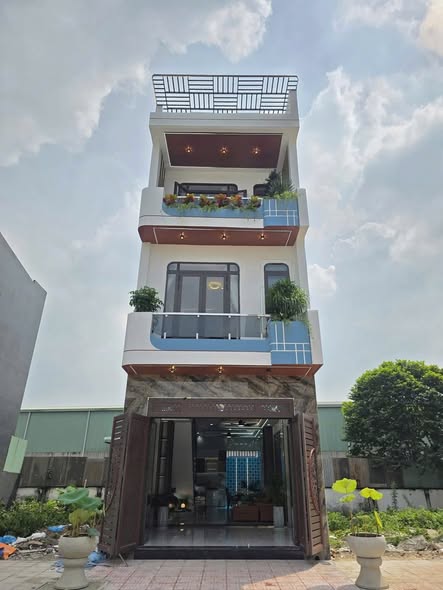 Nhà 56m2 5 tầng, 6m mặt tiền, thang máy, ô tô đỗ cửa tại Hoàng Quốc Việt, Cầu Giấy