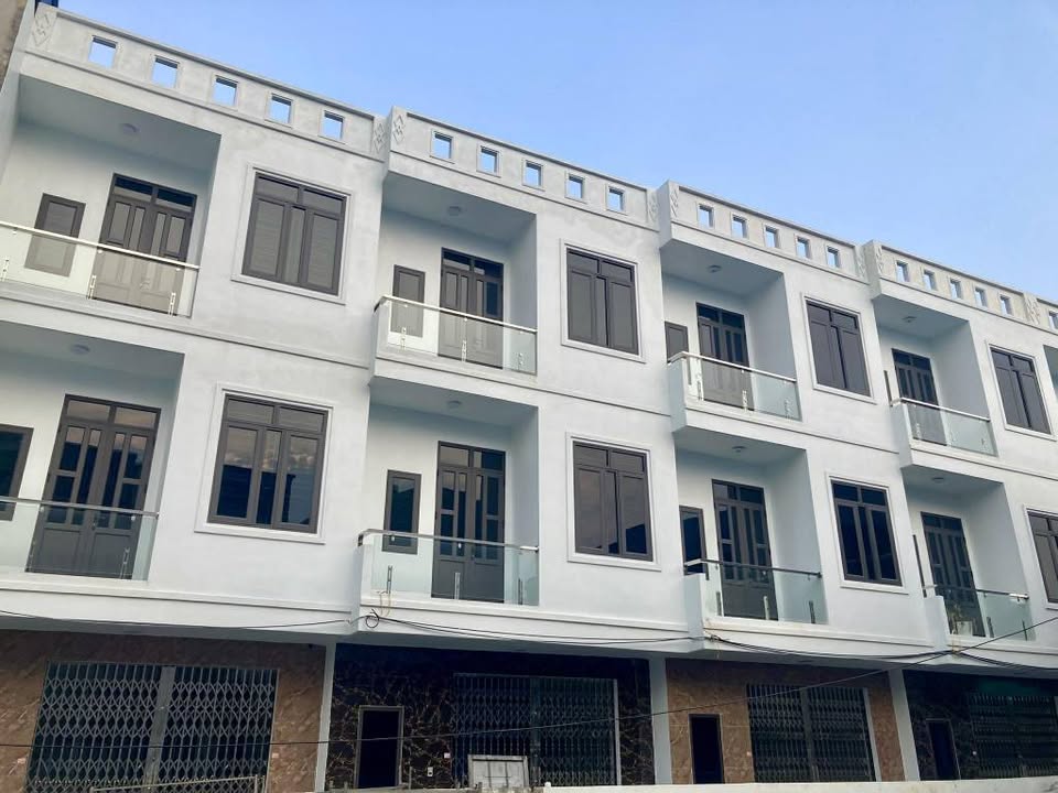 Nhà xây mới 3 tầng đủ, 3 phòng ngủ, ô tô đỗ gần tại Mỹ Trung, Nam Định