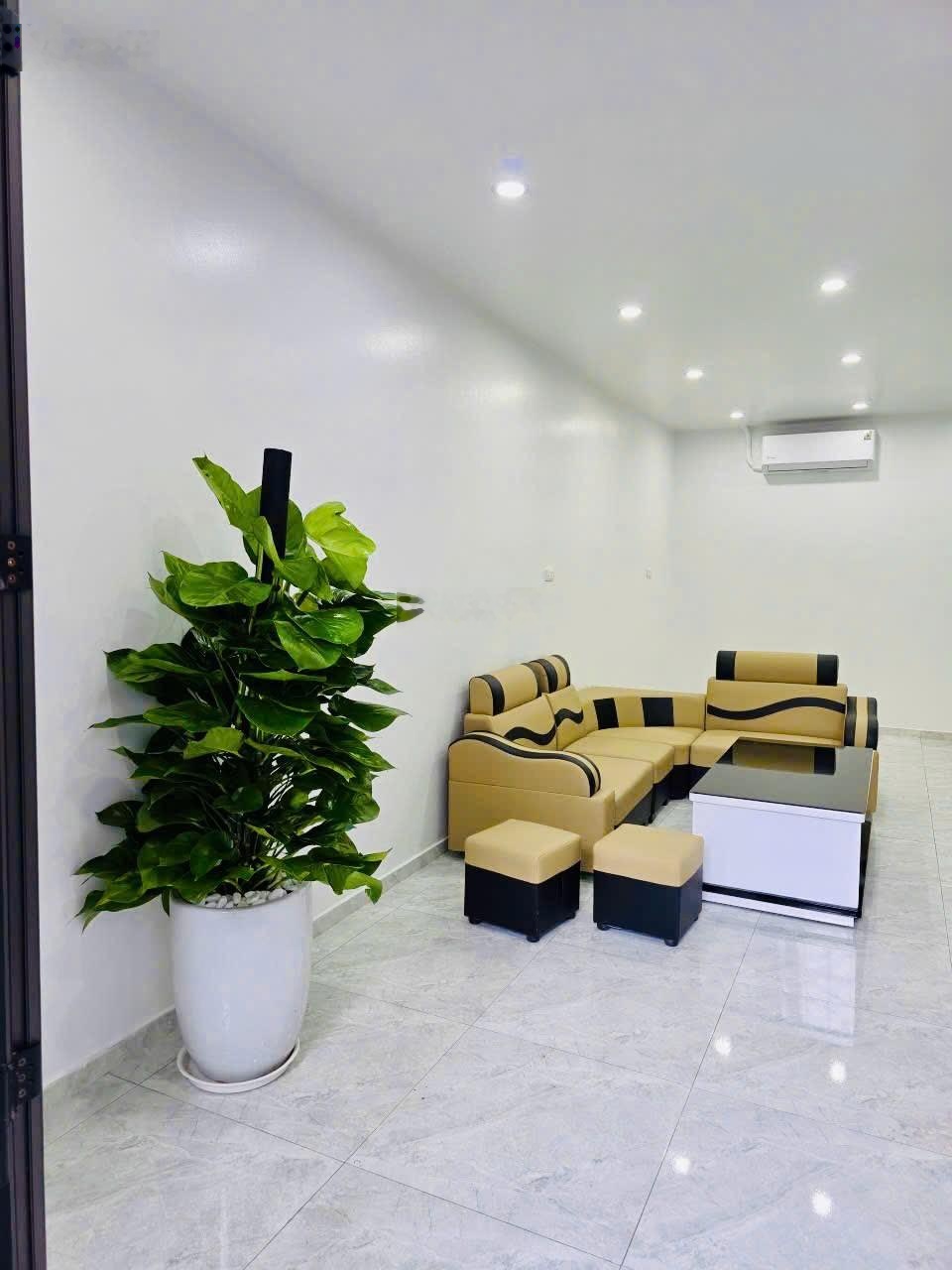 Bán nhà C4 có gác xép siêu đẹp giá mềm như bún tặng nội thất mới đẹp. Nếu rẻ số2 thì ko căn nào số1